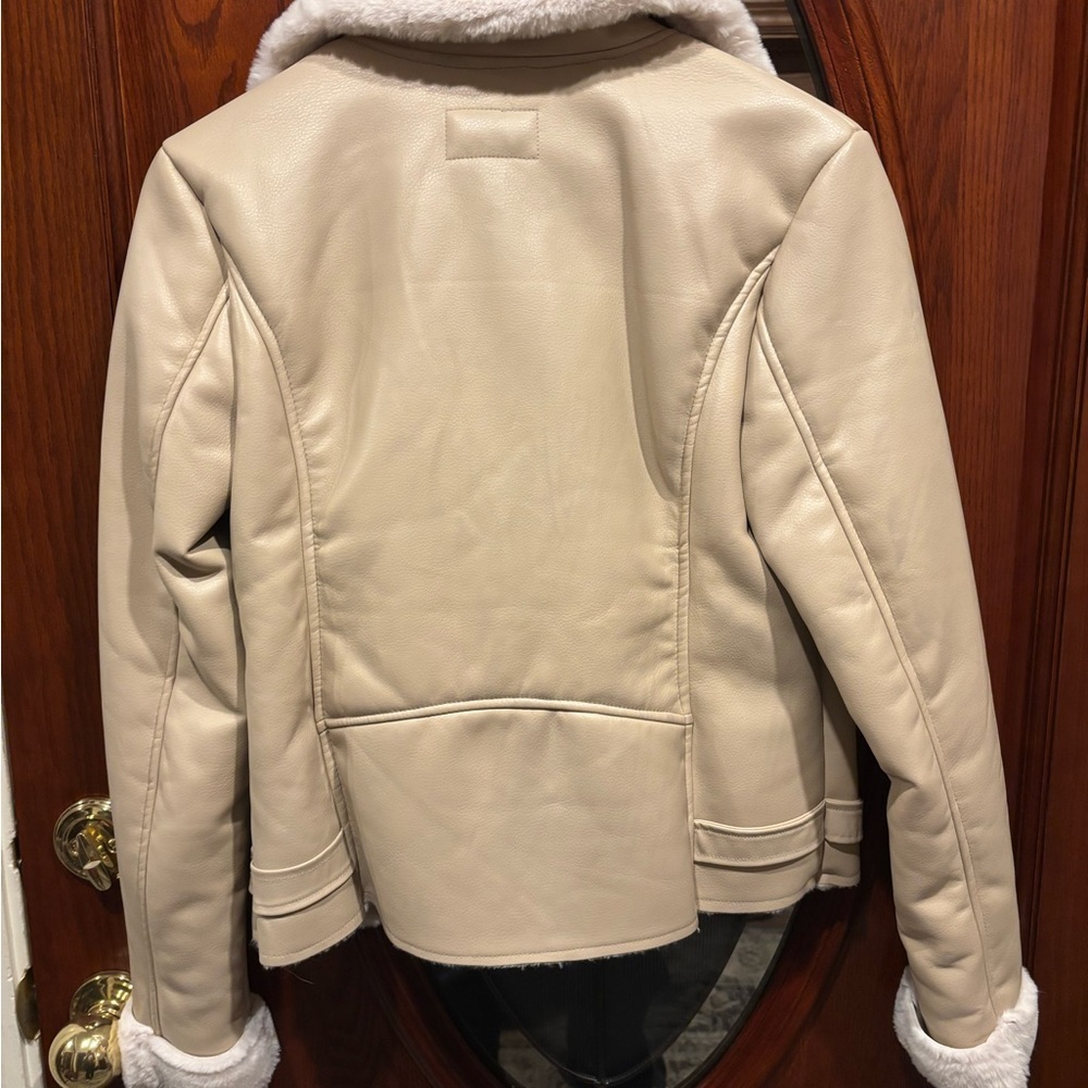 Elegant Cream PU Leather Jacket with Shearling Trim - Picture 7 of 13